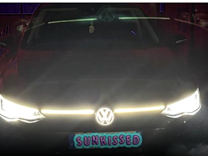 Golf 8 d&rsquo;un client, badge LED allumé de nuit