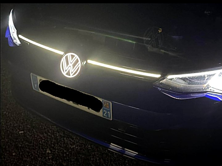 Golf 8 bleue, badge LED allumé de nuit