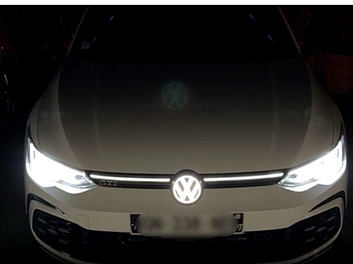 Golf 8 GTI blanche, badge LED allumé