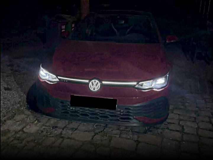 Golf 8 rouge, badge LED allumé de nuit